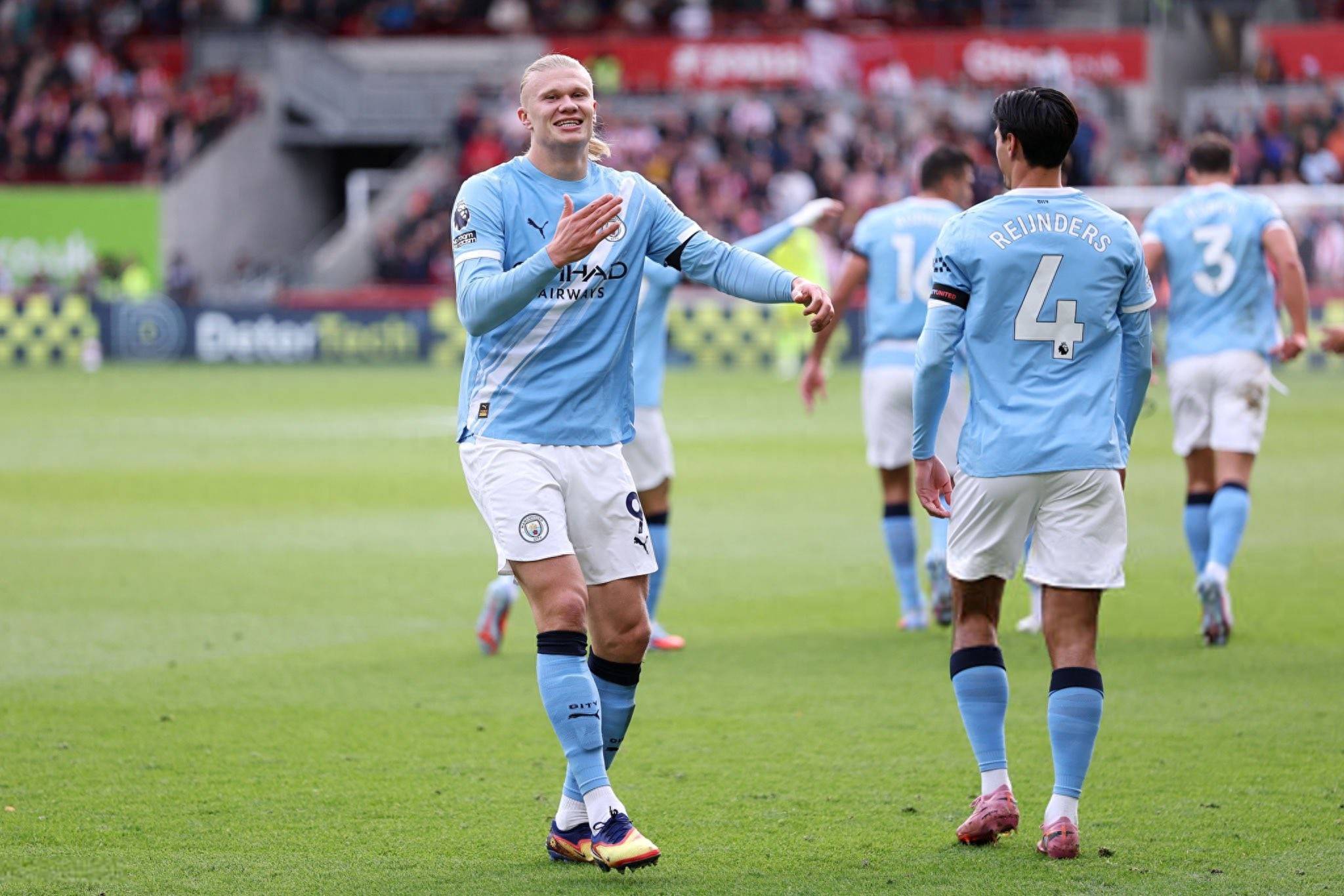 热闻｜B费一传两射造两大神迹！曼联客场4-1大胜狼队升至英超第六（B费梅开二度+助攻两破纪录，曼联客场4-1击败狼队升至英超第六）