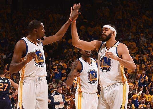 国脚助攻完成制胜球，球迷沸腾（国脚妙传造就制胜一球，球迷沸腾）