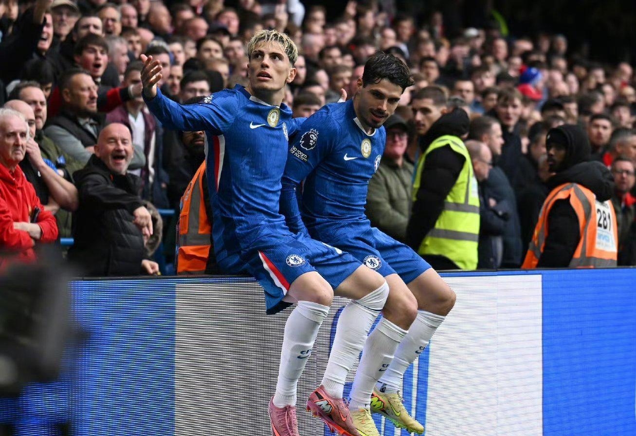 欧冠决赛用球谍照：包含白+深紫，灵感来自举办城市布达佩斯（欧冠决赛用球曝光：白与深紫配色，灵感源于举办地布达佩斯）