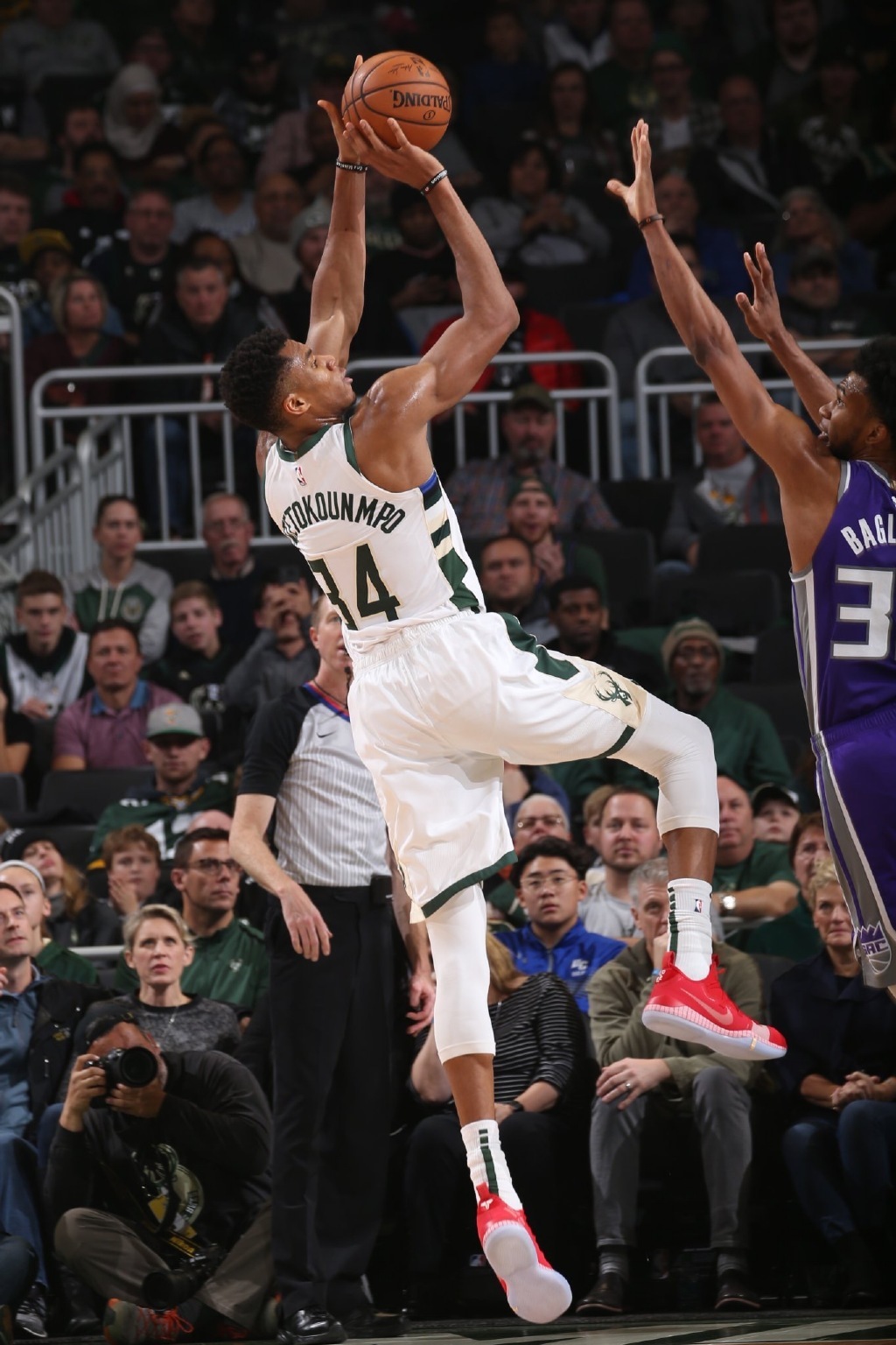 意天空：国米前锋博尼身患流感，将缺席对阵比萨的比赛（意大利天空体育：国米前锋博尼患流感，无缘对阵比萨之战）