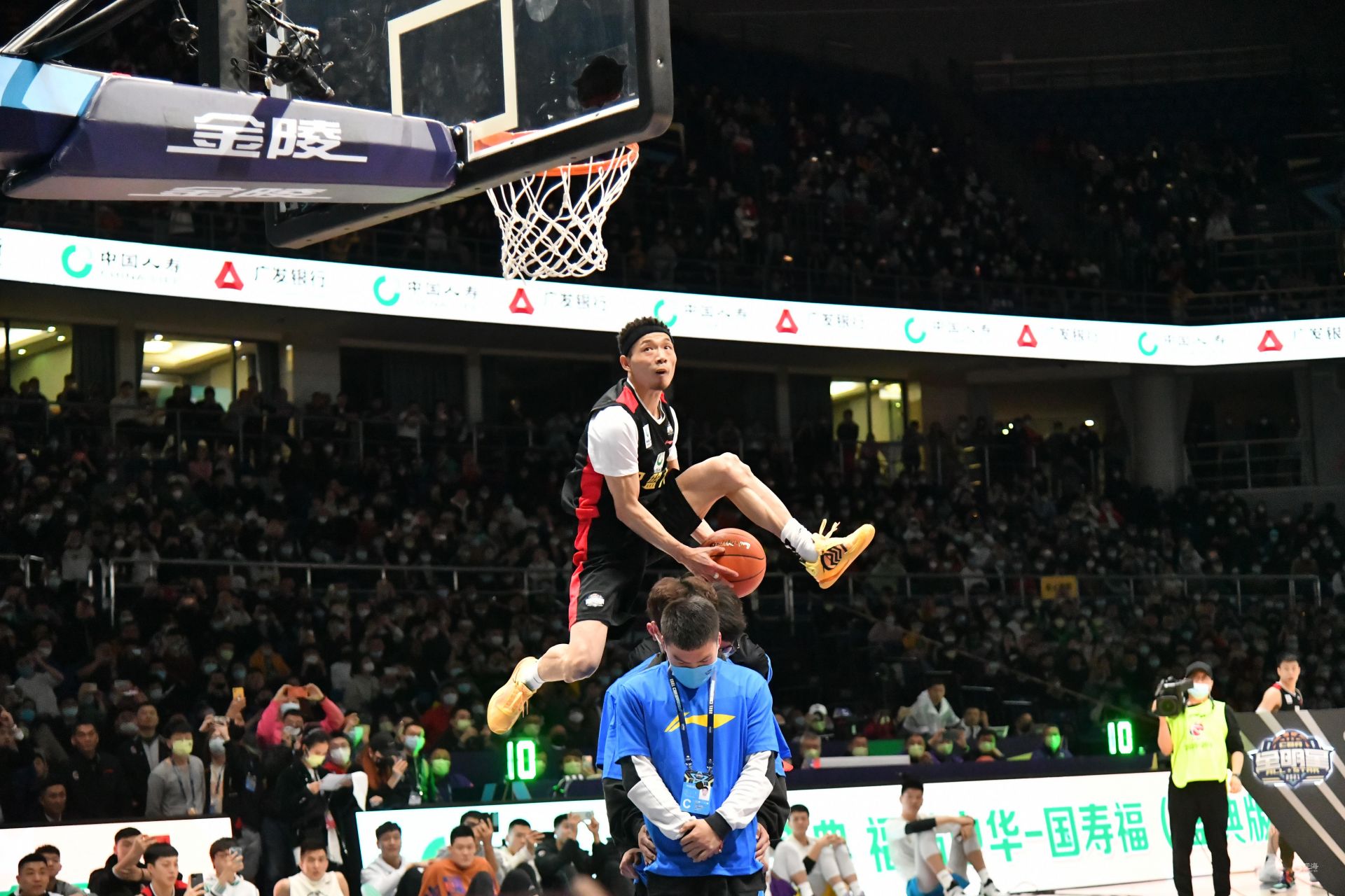 锁定前24，阿森纳、拜仁、巴黎等5队已保底欧冠淘汰赛附加赛（阿森纳、拜仁、巴黎等五队提前锁定欧冠淘汰赛附加赛席位，跻身前24）