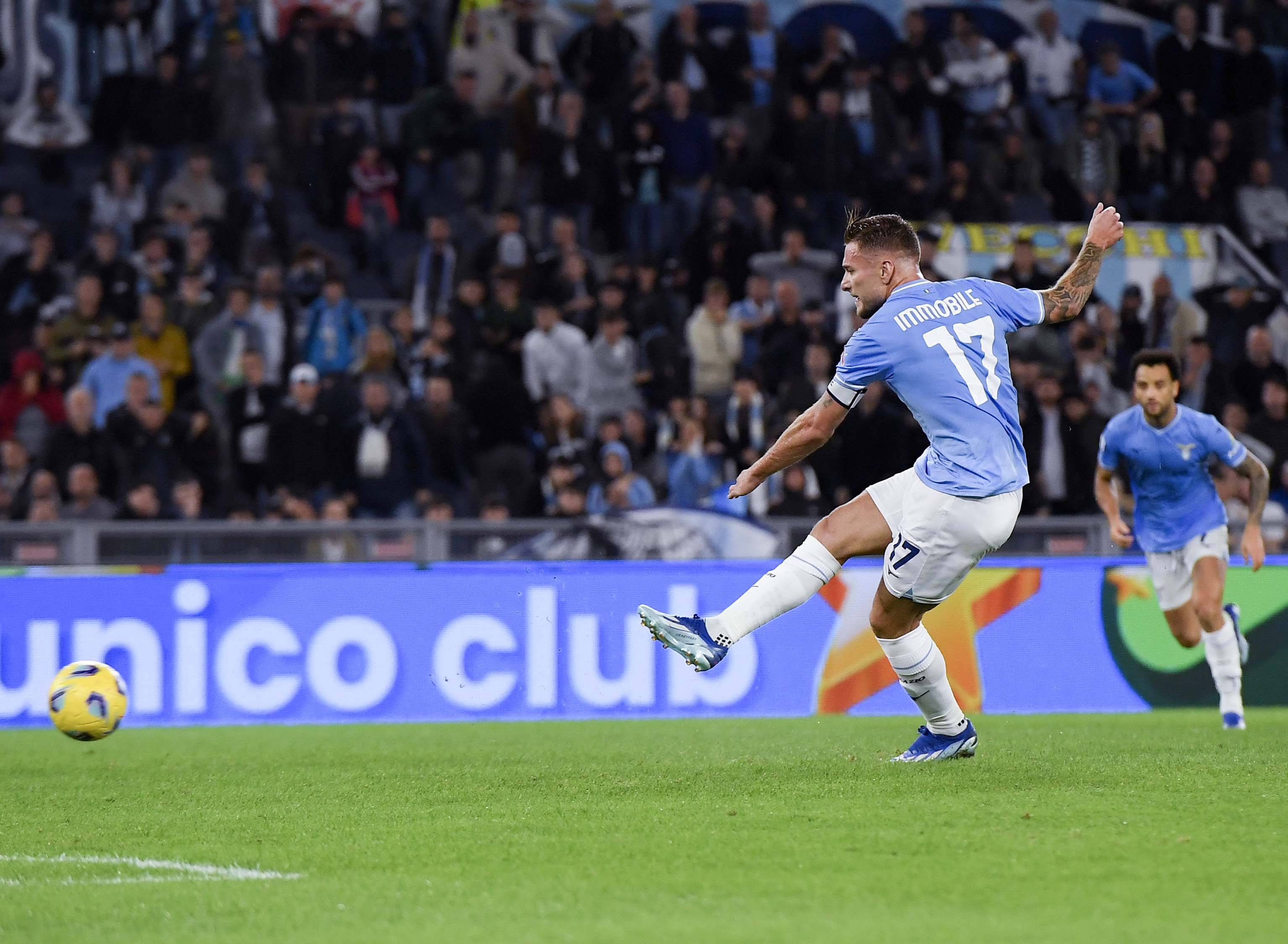 足球英超豪门逆转取胜，主帅赛后握拳怒吼（英超豪门逆转告捷，主帅终场握拳怒吼）