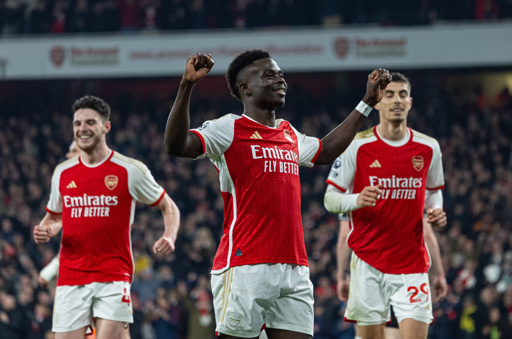 特里皮尔代表纽卡向IVE成员赠送专属球衣，后者为开球嘉宾（特里皮尔代纽卡向IVE成员赠送定制球衣，后者担任开球嘉宾）