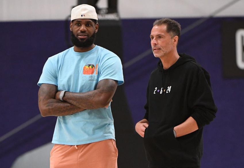 凯尔：我和施洛特贝克没矛盾；他的续约？在经济上我们尽全力（凯尔：与施洛特贝克无矛盾；续约问题我们在财务上已尽最大努力）