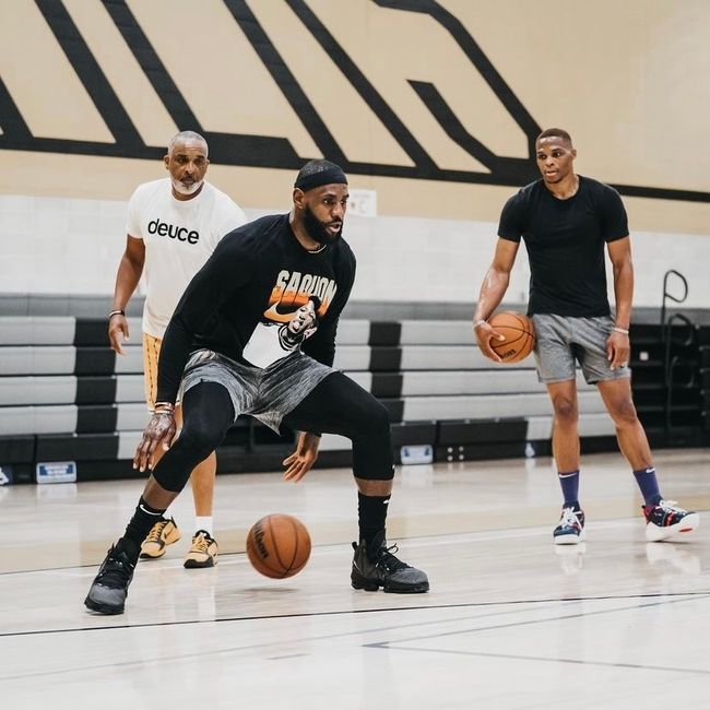 足球欧冠淘汰赛门票秒罄，黄牛翻倍叫价（欧冠淘汰赛门票瞬间售罄，黄牛价翻番）