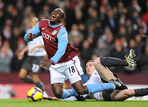 中超赛场争议判罚：VAR判罚引发热议,（中超赛场再起风波：VAR裁定引发热议）