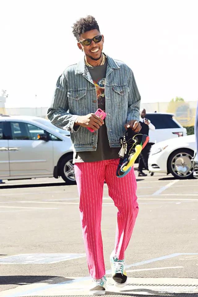 劳塔罗进球后比出A字，把进球献给受伤的前队友阿什拉夫（劳塔罗破门后比出“A”手势，将进球献给受伤的前队友阿什拉夫）