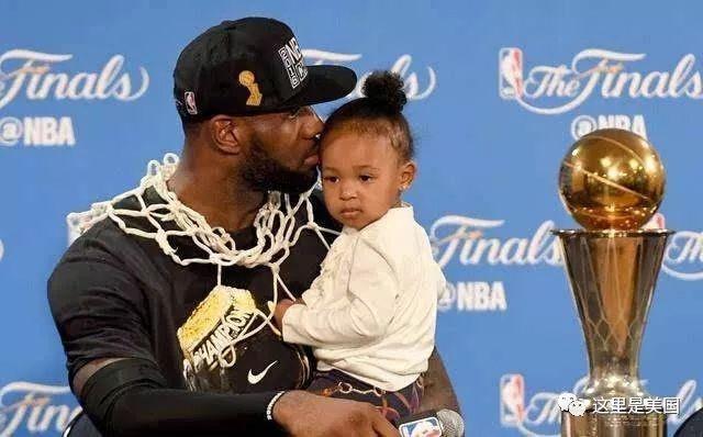 皇家马德里在圣马梅斯胜利后的录像：激情与荣耀的完美展现（皇马圣马梅斯凯旋视频：热血与荣光的极致呈现）