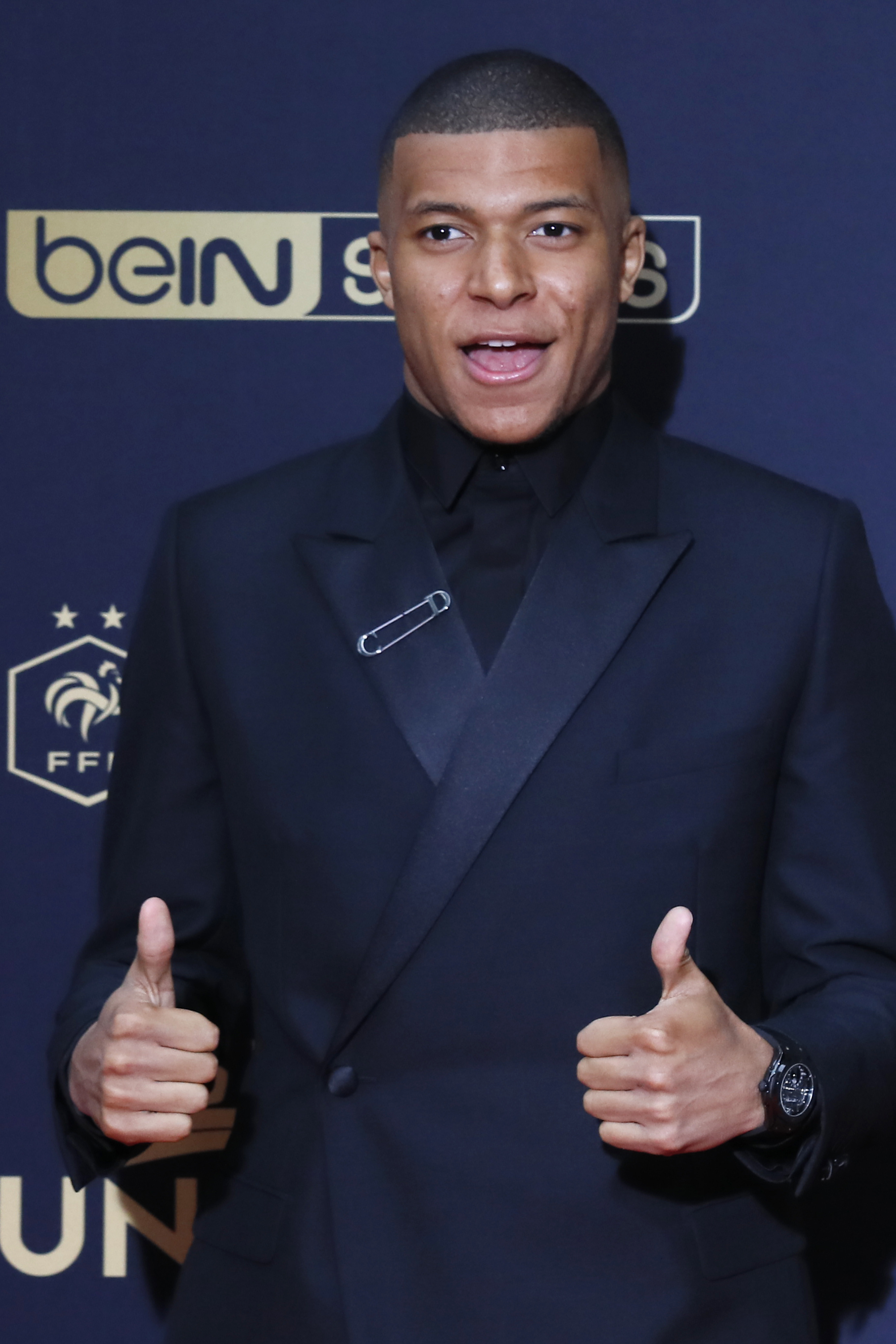 米兰vs拉齐奥：莱奥搭档恩昆库，莫德里奇、拉比奥出战（米兰对决拉齐奥：莱奥携手恩昆库，莫德里奇与拉比奥披挂上阵）