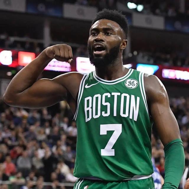 邵佳一告诫小球员：怎么能喝可乐呢，光跟老队员学散漫了（邵佳一提醒小球员：可乐怎能喝？别把老队员的散漫学去了）