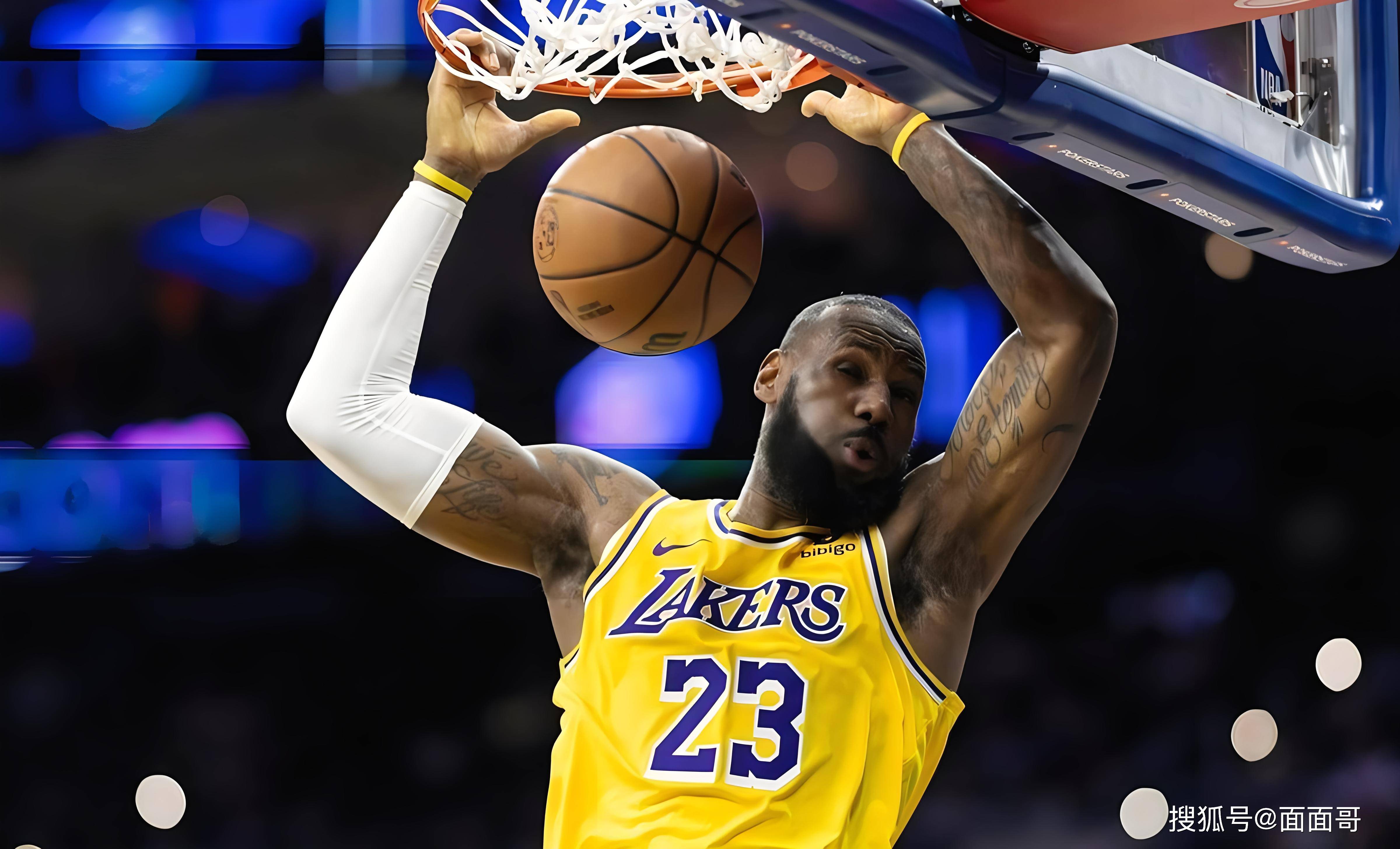 💥愤怒了！梅西离开体育场后，球迷冲场投水瓶+撕毁海报（梅西离场后爆发骚乱：球迷冲入场内投掷水瓶并撕毁海报）