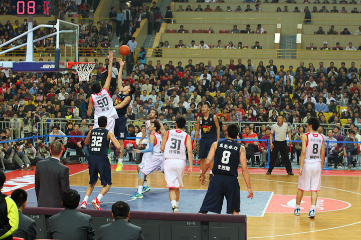 贝尔戈米：看看那不勒斯有多少人缺阵，如今他们比上赛季更强（贝尔戈米：尽管缺兵少将，如今的那不勒斯比上赛季更强）